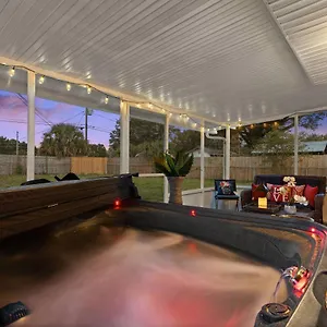 family-friendly-lakeland-home-with-private-hot-tub.davenporthotels.org/